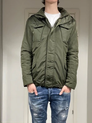 Woolrich Jacka  - säljer nu denna riktigt snygga woolrich jacka. jackan tillverkas ej längre så därav extra eftertraktad då en ej går att få tag på ny. nypris ligger på 6 000, skriv för fler bilder/frågor🙌🏼    