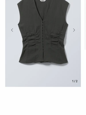 weekday topp - säljer denna as snygga festtoppen från weekday då den inte kommer till användning! storlek S!