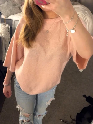 Ljusrosa stickad tröja - Säljer en ljusrosa stickad tröja, med korta ärmar. Storlek xs  men känns mer som S/M. Pris kan alltid diskuteras💕