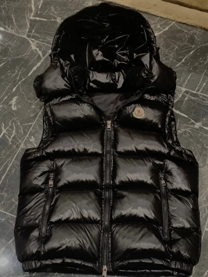 Moncler väst - Moncler vest med nfc och tags nfc funkar normallt