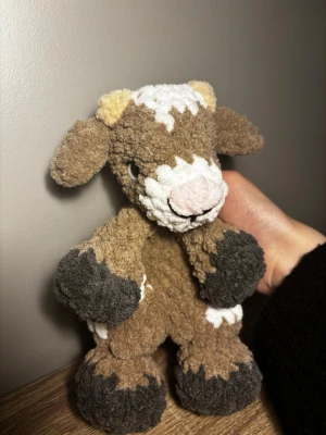 Virkad get - En supersöt baby goat som är handgjord och virkad i ett mjukt garn. Perfekt som gosedjur eller dekoration i rummet. Mysig och lätt att ta med överallt.💞