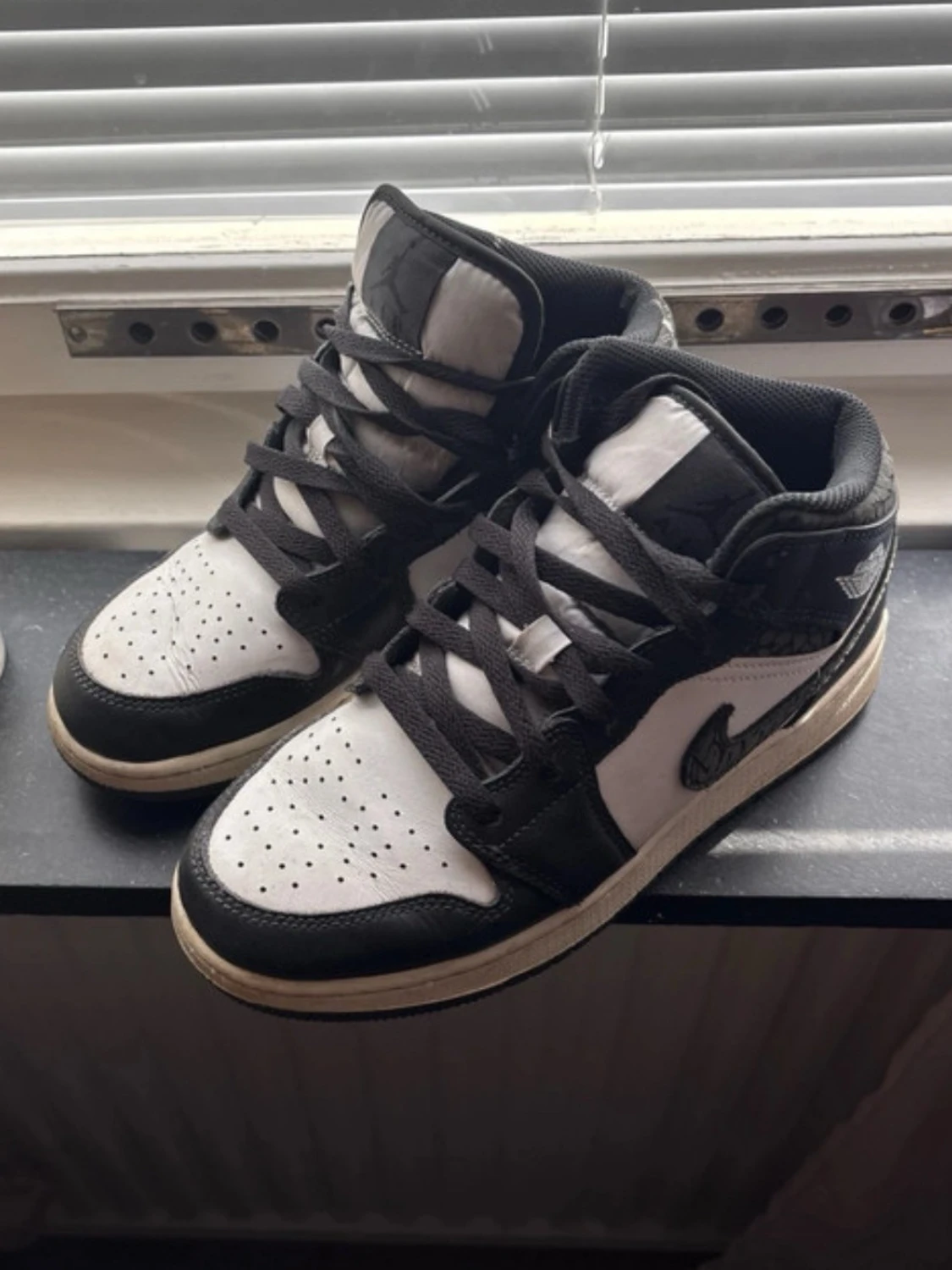Svarta och vita Air Jordan 1 Mid
