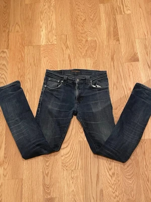 Nudie jeans - Modell är Tube tom, storlek är W31 L32, fickorna är helt slitna, stora hål men det går att fixa gratis om man tar dem till ett nudie repair ställe. 