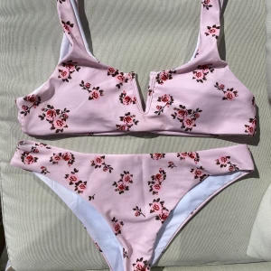 M - Säljer denna superfina bikinin från Shein, så fin till sommaren! 💗 Storlek M men skulle säga att den är mer som en S. Fint skick, endast använd ett fåtal gånger förra sommaren 🌸