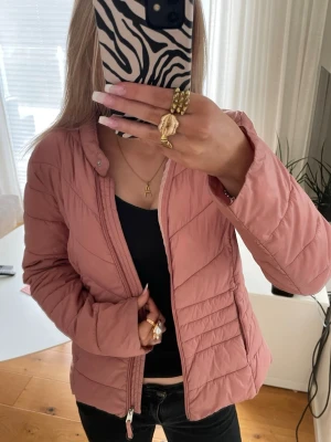 Rosa pufferjacka - Säljer en snygg rosa pufferjacka med dragkedja framtill💖