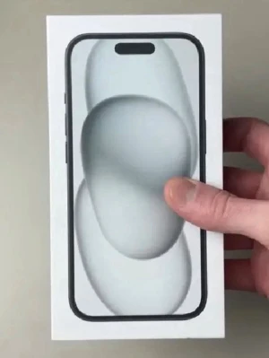 iPhone 15 svart 128GB - Säljer en svart iPhone 15 med stilren design och två kameror på baksidan. Telefonen har en matt finish i aluminium och glas, Apples logga på baksidan och en modern look. Perfekt för dig som vill ha en snygg och kraftfull mobil.