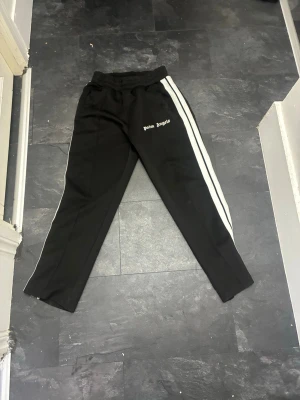 Palm Angels mjukisbyxor - Mjukisbyxor från palm angels. Finns defekter på byxorna men inget man märker av om man inte kollar. Kolla bilderna innan ni köper och senare klagar!