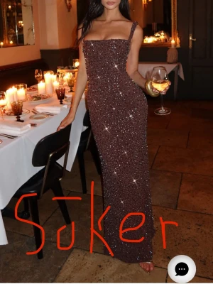 Glittrig långklänning med smala axelband - Söker den här klänningen ifrån Babyboo. Helst i storlek XS men S funkar också. Köper den om den kostar mellan 1600 och 2000