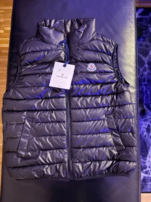 Moncler väst  - Helt ny med tags storlek S-M Färg svart 