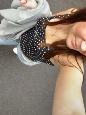 Svart prickig korsett liknade  - Säljer en svart korsett ish med vita prickar Toppen har breda axelband, perfekt till jeans eller kjol. Köptes från shein i höstas och använd några få gånger 💓