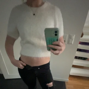 Stickad ”t-shirt” - Stickad, jätte skön tröja från Gina tricot. Hur bra skick som helst och knappt använd.🥰