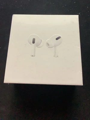 Apple AirPods Pro med MagSafe-fodral - Airpods pro🎧Helt nya✅1:1👍🏽 Vid fler frågor kom privat😁 Pris kan diskuteras 💸