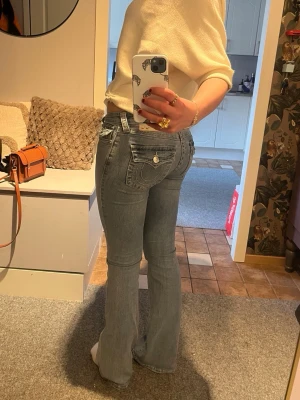 Bootcut jeans True Religion ljusblå - Säljer ett par ljusblå bootcut jeans från True Religion i Becca, storlek w26 eftersom de är för stora. 