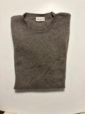 T-shirt  - Fin T-shirt i ull/cashmere från John Henric! Storlek M. Köparen står för frakt. Skriv vid funderingar. 