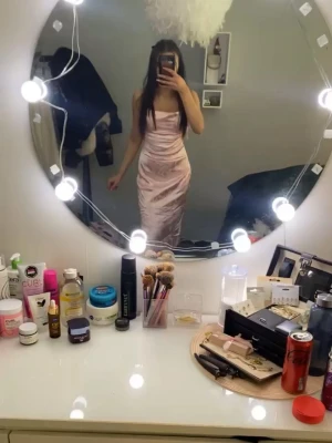 Ljusrosa långklänning i satin - Säljer en ljusrosa långklänning i satin med smala axelband och figurnära passform. Går även att spänna in och spänna ut den runt midjan då man knyter den i ryggen. Storlek xs🫶🏼 Den har lite slitningar längst ner men de är inget som syns när man har den på sig 