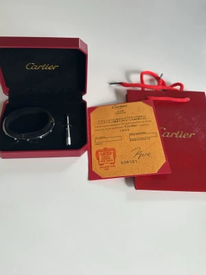 Love armband i vitguld - Love armband i elegant vitguld med ikoniska skruvdetaljer. Kommer i original röd ask med tillhörande skruvmejsel och certifikat. Armbandet har en stilren och tidlös design som passar perfekt till alla tillfällen.