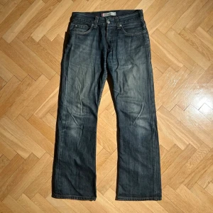 Levis 512 bootcut - Vid köp av fler produkter erbjuds bättre pris. Skriv vid ytterligare frågor eller funderingar🤝 Storlek: 31/34. Mått: Längd 110 cm. Innerbenslängd 79 cm. Midja 40 cm. Lår 27 cm. Knä 22 cm. Benöppning 25 cm.