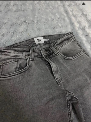 Utsvängda jeans  -  Säljer ett par utsvängda gråa jeans, helt nya i regular längd 