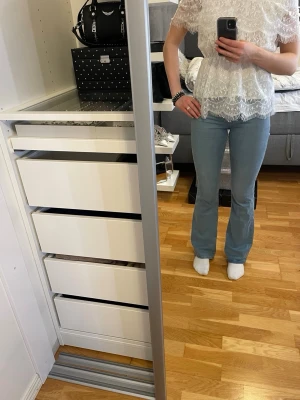 Levi’s jusblå bootcut jeans - Jättefina ljusblåa bootcut jeans från Levi’s. Perfekta nu till sommaren! Storlek W25. 