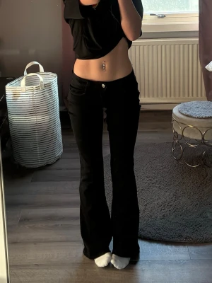 Low waist jeans - Använda 1-2 gånger innan jag spräckte byxorna mellan benen hehe, försökt sy ihop dem men lyckas inte så lämnar det åt någon annan. Jag är 163cm, men de passar nog någon som är upp till 170cm också. Nypris: 699kr