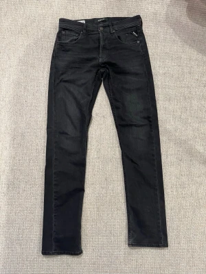 Svarta Replay jeans - Riktigt snygga Replay jeans i modellen Grover, storlek 29/32. Slim fit jeans i mycket bra skick. Stilren svart färg med en snygg tvätt. 