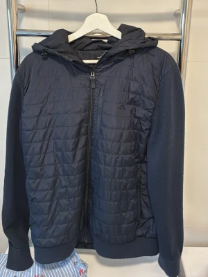 J.Lindeberg cardigan navy - Riktigt stilren cardigan från j.lindeberg. Riktigt bra skick och inga synliga defekter. Nypris 3600kr mitt pris 2100