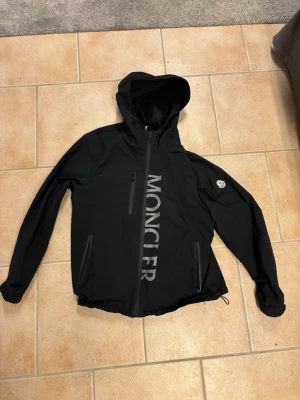 Moncler jacka  - Bra skick knappast använd. Storlek M. För fler bilder eller frågor är det bara att skriva