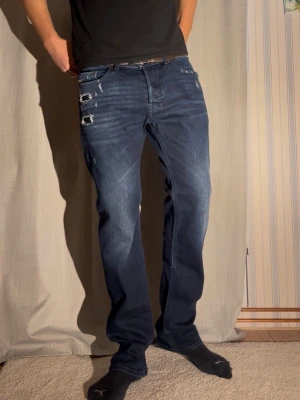 Archive Diesel Jeans 33 -  Säljer nu dessa galet feta jeansen från Diesel storlek 34 men sitter mer som 33 Modellen är 188cm och väger 78kg  Total längd: 106 Benöppning: 20 Midja: 44  Priset kan som alltid diskuteras, hör av er vid minsta fundering! Mvh Charlie