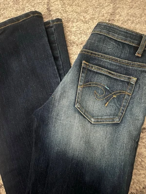 Bootcut jeans  - Världens coolaste jeans med söta fjärilar och fina fickor där bak. Lågmidjade och bootcut i storlek S men de passar mer som XS. Knappt använda så fint skick. Skriv för mått 