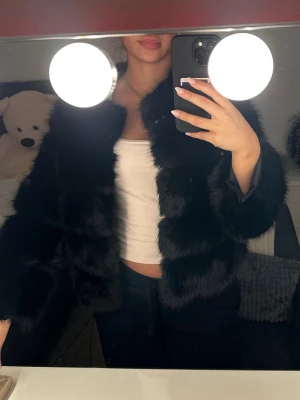 Svart päls kappa / fur coat - Hej säljer en helt oanvänd fur coat faux i storlek xs/s. Jätte fin till våren och sommaren. Ser ut som på bild. Anledningen till att jag säljer är pga att jag fick en annan likadan. Nypris 1996kr och jag säljer den för 600kr. 