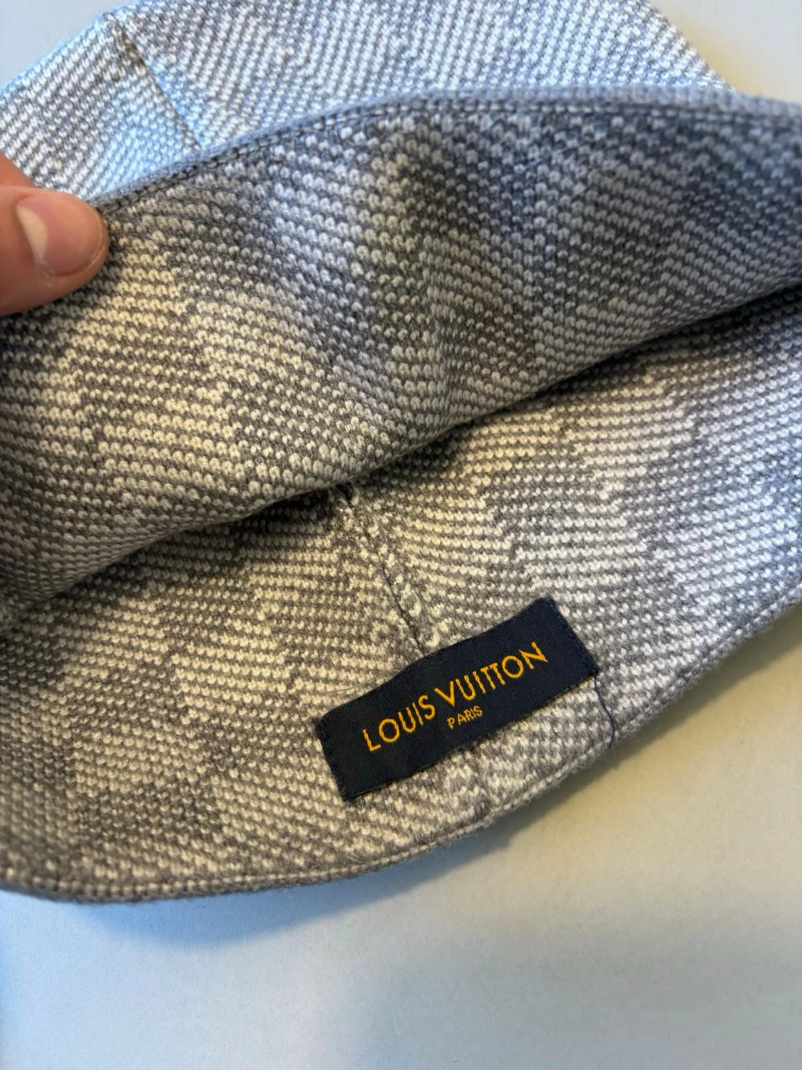 Grå mössa med rutmönster - 2