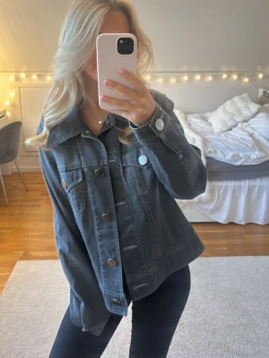 JEANSJACKA - En grå svart jeans jacka med stora knappar och fina detaljer. Säljer då den inte riktigt kommer till användning längre men jättefin båda till våren och sommaren. Materialet är väldigt robust och hårt jeans 💕köp gärna 