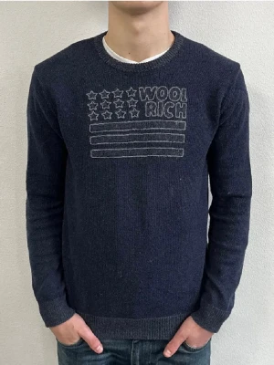 Woolrich tröja - Stickad tröja från Woolrich i storlek 16 (passar som medium) - Skick 9/10 - Nypris: 3000 Mitt pris: 899 - Modellen är 184