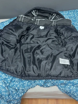 Burberry jacka - Burberry jacka storlek L, går att göra till väst också helt ny.