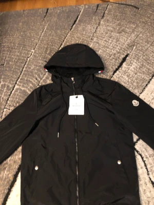 Moncler grimpeur windbreaker svart - Hej! Säljer en moncler grimepur i storlek M fast passar S. Vid frågor hör av er 