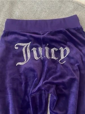 Lila set från Juicy Couture - Köpte här på plick och då var det helt nytt men har knappast använt själv.