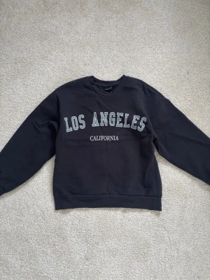 Sweatshirt  - En mörkgrå/svart sweatshirt från Gina tricot i storlek XS. Jättemjuk och i väldigt bra skick.