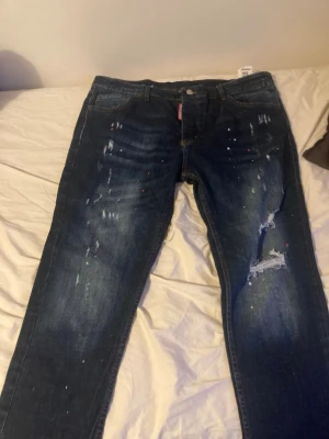 Mörkblå slitna jeans med färgstänk - Säljer Dsquared2 jeans äkta som är inte använd