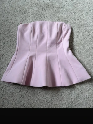 Rosa Zara topp - Jättefin rosa Zara topp i strl xs, säljer pga att den var för liten men den är köpt på Vinted tidigare. Den har några fläckar inuti som inte går bort men inget utvändigt💕