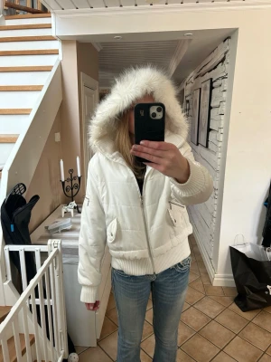 Vit pufferjacka  - Säljer en jättesnygg vit pufferjacka. Står att den är i storlek XL men skulle säga att den är i storlek S/M. Den har små defekter, se bild 3-4. Den har även en söm som gått upp i armhålan på insidan, kontakta för bild på det. Hör av dig för mer info eller bilder💕