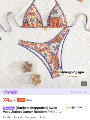 Färgglad mönstrad bikini med knyt - Säljer en snygg bikini från Trender med färgstarkt mönster i orange, blått och vitt. Överdelen har trekantskupor och knyt i nacken och ryggen. Underdelen är högt skuren med matchande mönster och tunna kanter. Perfekt för stranden eller poolen!