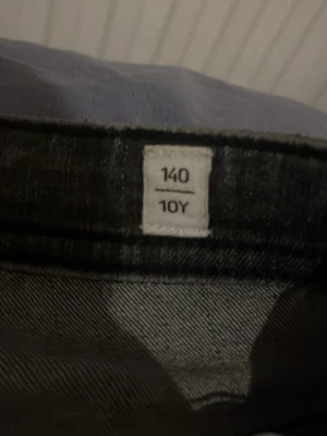 Svarta Regular Clark jeans 140 - Säljer ett par svarta jeans i modellen Regular Clark, storlek 140 (10 år). Klassisk rak passform och tidlös look som funkar till det mesta. Perfekta för dig som gillar enkel och stilren stil. Märke Jack and Jones