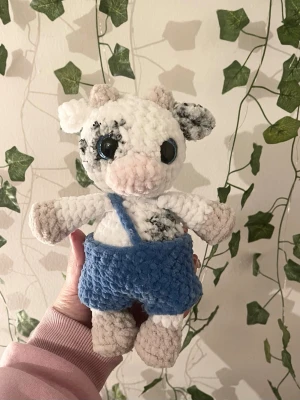 Virkad ko - Handvirkat ko med avtagbara kläder! Virkat i mjukt polyester garn! 🧶