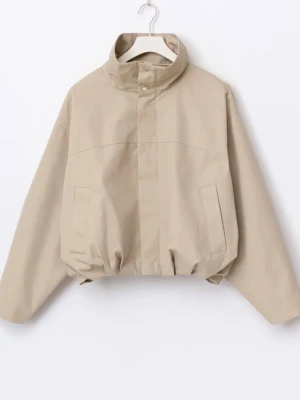 Beige vårjacka - Snygg vårjacka i nyskick. Säljer då den inte kommer komma till användning.