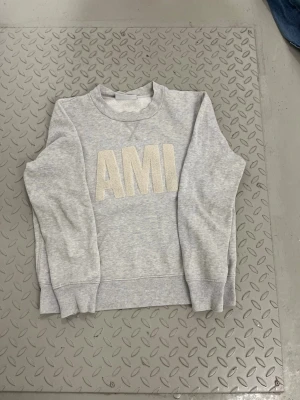 AMI tjocktröja - En ljusgrå sweater från AMI paris, tröjan är i mycket bra skick och den är true to size. Priset är inte hugget i sten så kan droppa pris lite vid en snabb affär! Skicka ett dm för fler bilder🙌