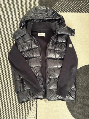 Moncler jacka  - Moncler cardigan i storlek L men passar M snvänd i gott skick finns en liten fläck stör inte alls så mkt pris kan diskuteras