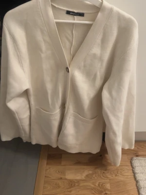 Vit kofta från Gina Tricot - Tröja från Gina tricot, aldrig använd men drog bort lapparna. I storlek L men ganska små i storlekarna passar mig som vanligtvis är en M och ibland S. Extra knapp skickas med oxå🌸