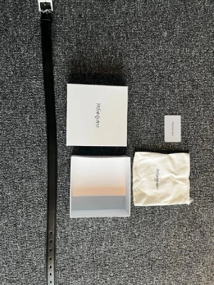 YSL Skärp - Snyggt skärp med clean svart färg som är lätt att styla, kommer med allt på bilderna! Nypris är ≈ 5000! Svarar på alla frågor😊