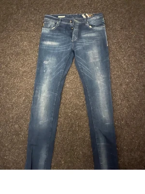 Mörkblå Jack and Jones jeans  - Sköna jack and Jones jeans i storlek W32 L34. Modell: slim tim