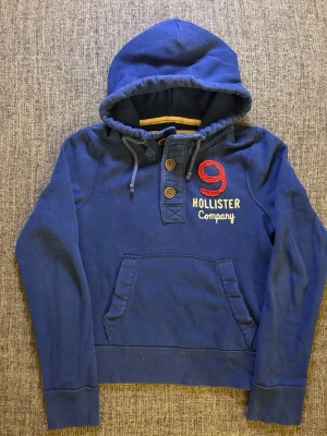 Hollister hoodie ~ sällsynt 2000’s modell - Säljer nu denna sällsynta hollister hoodien.     Skick 9/10 | passar perfekt nu till våren. Obs kan gå ner i pris vid snabb och smiddig affär 🌞🙌